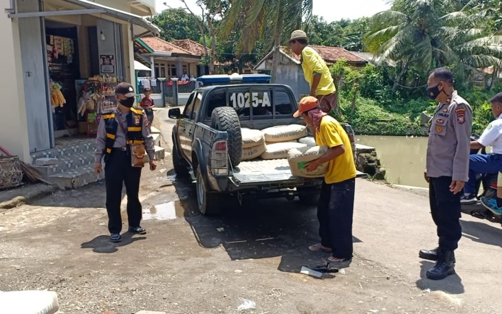 Kabid Humas Polda Jabar : Wujud Kepedulian, polisi Berikan Bansos Pembangunan Dua Masjid Yang Direnovasi Dimasa PPKM