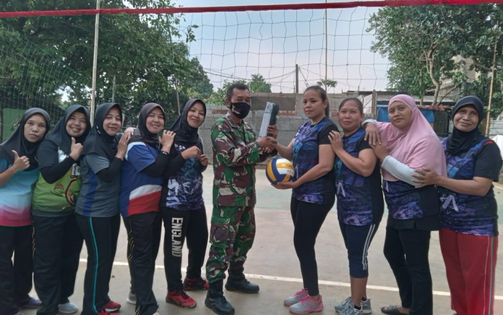 Satgas TMMD Serahkan Bantuan Bola dan Net Volli