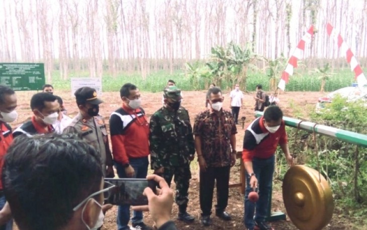Perhutani Divisi Regional Jawa Tengah bersama Pemerintah Kabupaten Kendal melakukan groundbreaking penanaman 50.9 juta bibit pohon di Petak 21 RPH Darupono PKPH Boja, Kabupaten Kendal, Selasa (9/11/2021)