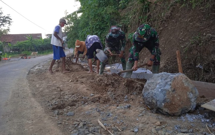 Pagi-Pagi Satgas TMMD 112 Sudah Bermain Cangkul Untuk Kerjakan Drainase