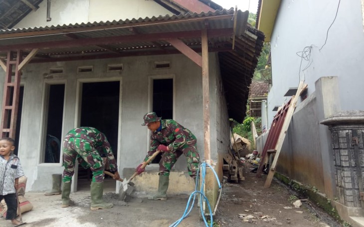 Anak Kecil Terus Mendekat saat Satgas TMMD Bekerja