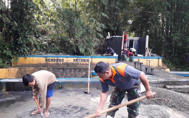 Marshal Bocah Kelas 5 SD Bantu Personil Satgas TMMD Ke-111 Kodim Bitung Aduk Campuran