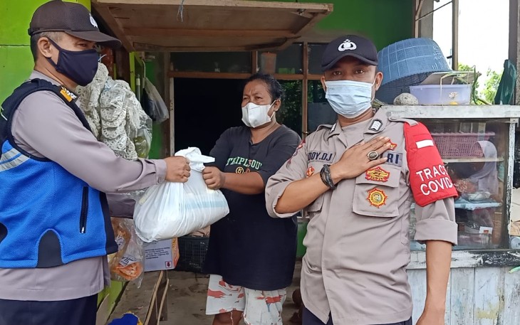 Kabid Humas Polda Jabar : Polisi Bagikan Bansos Untuk Warga Miskin di Pameungpeuk Ditengah PPKM 