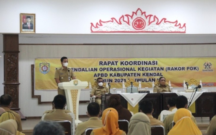 Bupati Kendal memberikan sambutan saat Rakor pengendalian Operasional Kegiatan APBD Kendal Tahun 2021 triwulan III