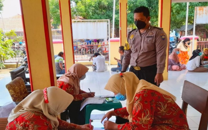 Pastikan Vaksinasi Covid-19 Berjalan Lancar, Bhabinkamtibmas Polsek Palasah Terus pantau Setiap Kegiatannya