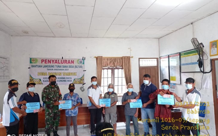 Penyaluran Bantuan Langsung Tunai Dana Desa kepada warga kurang mampu yang terdampak Pandemi Covid 19