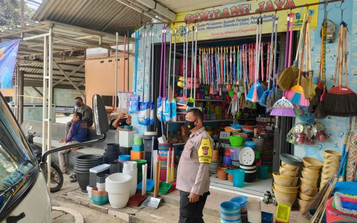 Kapolsek Cingambul-Polres Majalengka, Melalui Bhabinkamtibmas Menghimbau Warga Pencegahan Virus Covid -19