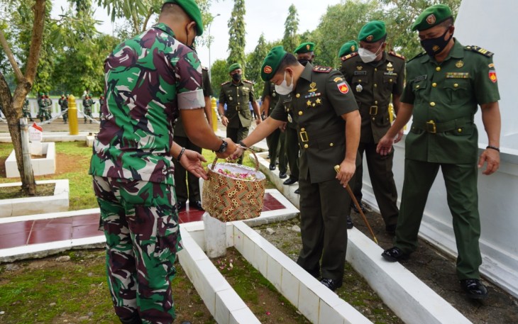 Ziarah dan Tabur Bunga Dalam Rangka Memperingati Hari Juang TNI AD Ke 76