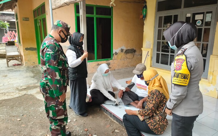 Sinergi Bhabinkamtibmas Polsek Jatiwangi Bersama Petugas Nakes Ajak Warga Lansia Untuk Vaksinasi 