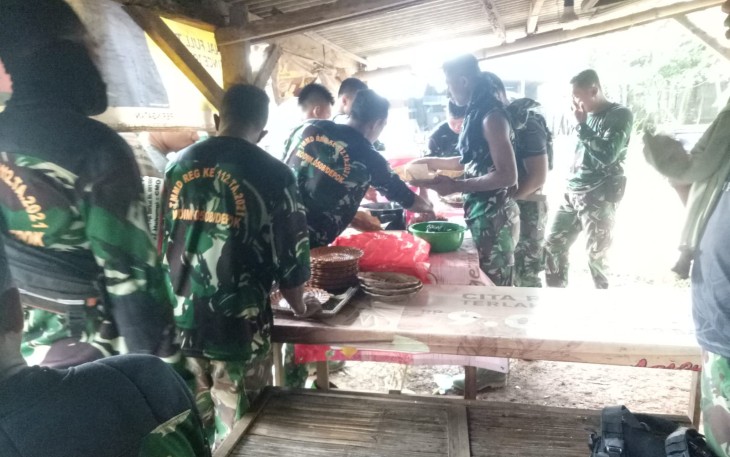 Warga Siapkan Makan Prasmanan
