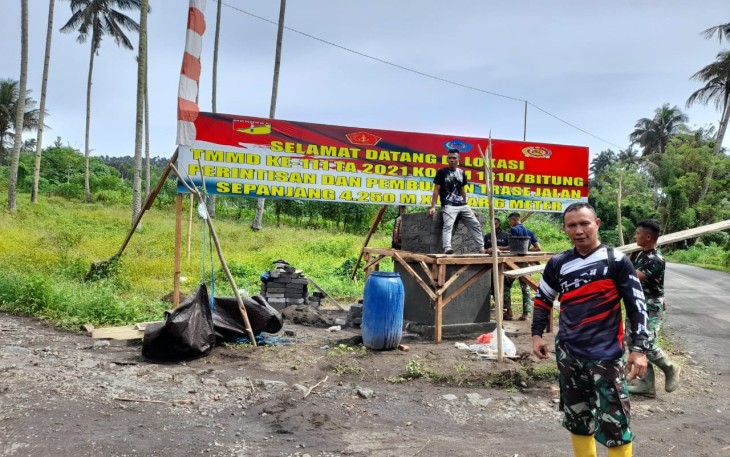 Personil satgas TMMD saat melakukan pekerjaan pembangunan tugu prasasti