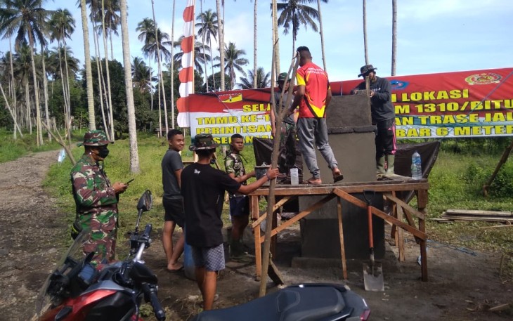 Dan SSK TMMD Lettu INF Jullen Tonny Kasiaheng saat tinjau lokasi pekerjaan Tugu Prasasti TMMD