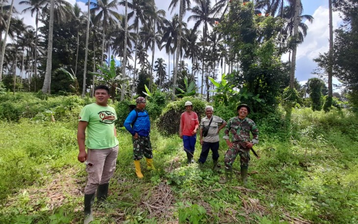 Anggota satgas TMMD kodim Bitung Koptu Marinir Steven Dien bersama Sertu Supratman saat komsos dengan petani sekitar Lokasi TMMD