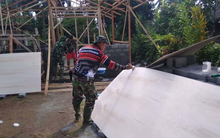 Personil satgas TMMD kodim Bitung saat melakukan Pekerjaan pembangunan rumah Oma Rahel