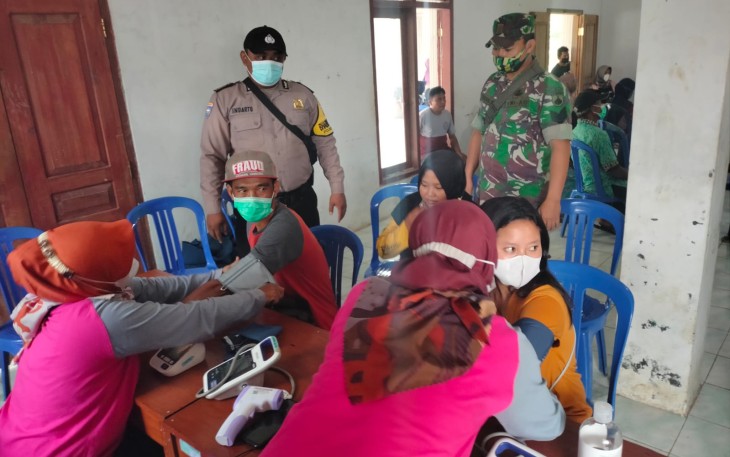 Anggota Polsek Patean Monitoring Vaksinasi di Desa Plososari Kecamatan Patean. Minggu 21/11/2021