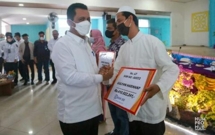 Gubernur Kepri Serahkan Secara Simbolis Pembayaran Ganti Rugi Lahan Warga