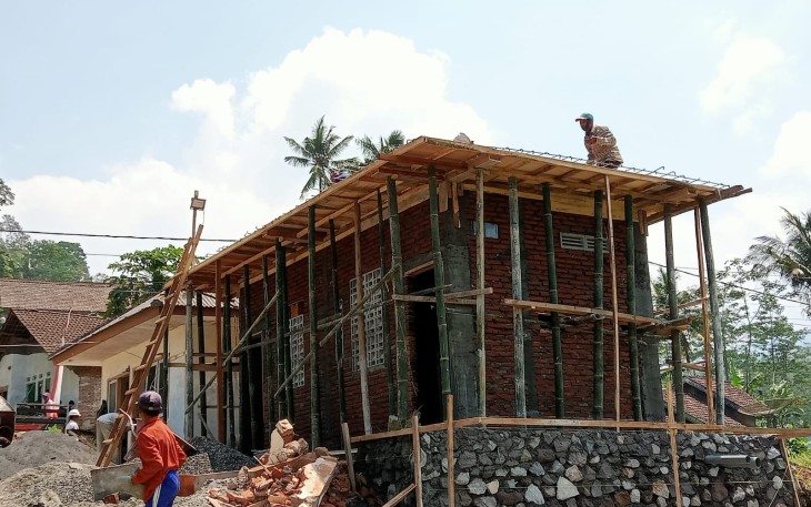 Pengerjaan MCK Mulai Tahap Persiapan Pengecoran Atap