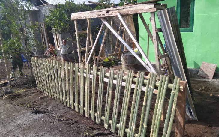 Satgas TMMD di bantu warga pasang Tiang pagar rumah opa Daniel