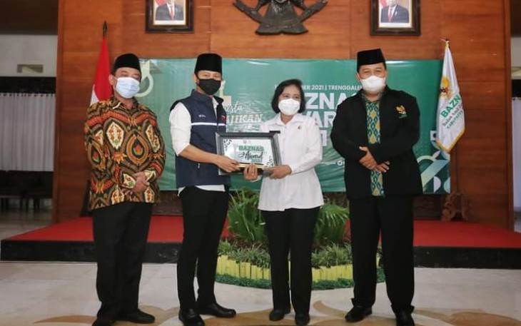 Bupati Trenggalek, Mochamad Nur Arifin serahkan Piagam Penobatan Unit Pengumpul Zakat ( UPZ ) terbaik kategori Organisasi Perangkat Daerah (OPD) dalam BAZNAS Award Kabupaten Trenggalek tahun 2021, di Pendapa Manggala Praja Nugraha, Rabu (15/12), diterima Pejabat (Pj) Setda Kabupaten Trenggalek, Anik Suwarni