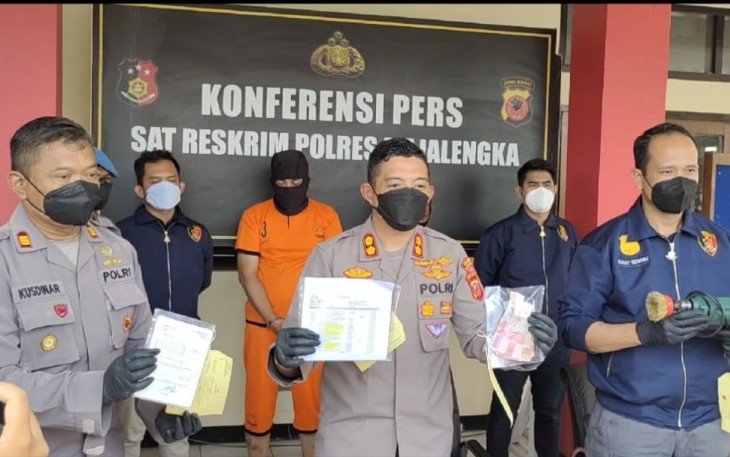 Jadi sebelum kasus pencurian, pelaku telah dilaporkan juga atas tindakan pencemaran nama baik. Korban bernama NU dimana korban disudutkan sebagai sosok orang yang berada dibalik permasalahan pada masyarakat di sekitar PT KALDU SARI NABATI, ujar Edwin saat konferensi pers
