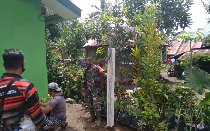 Satgas TMMD bersama warga saat pasang Parabola