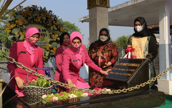 Peringati HKGB ke 69, Bhayangkari Cabang Tulungagung Ziarah ke TMP dan Makam Ketua PB Bhayangkari Pertama