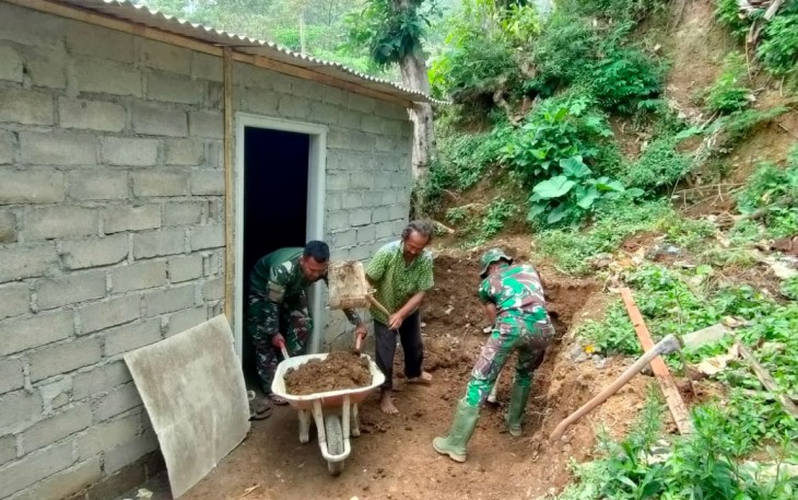 Satgas TMMD Bantu Pak Sunyoto Angkut Tanah Timbun Untuk Rumahnya