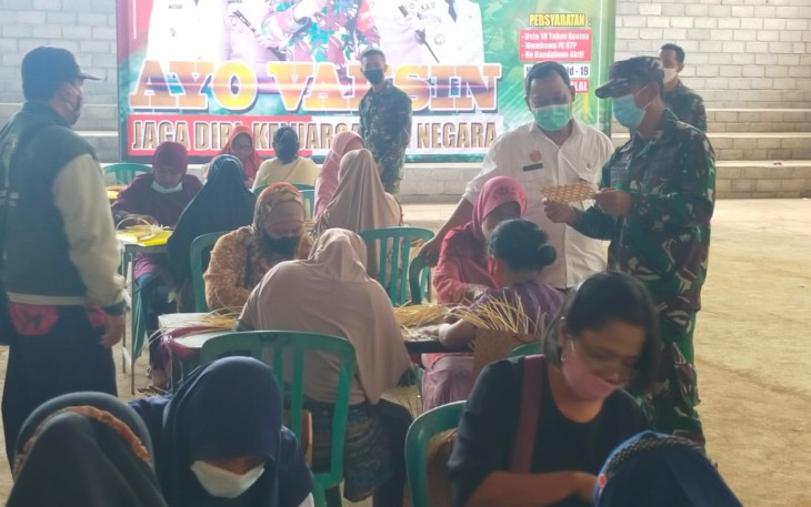 Satgas TMMD 112 Kagumi Kerajinan Tangan Tulungrejo 