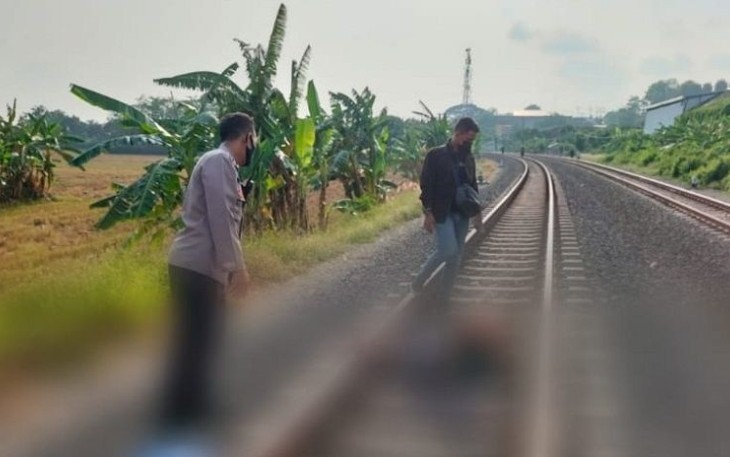 Korban saat ditemukan tergeletak di rel kereta api