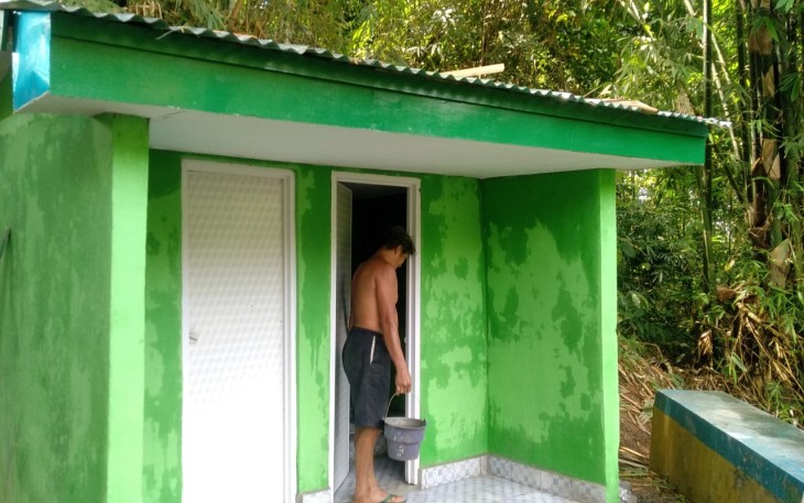 Warga kelurahan komersot sedang gunakan mck yg di Bangun Satgas TMMD