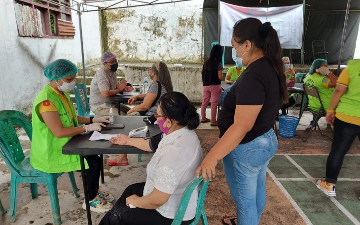 Warga kelurahan komersot sedang memeriksakan kesehatan sebelum vaksin