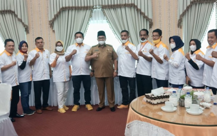 Targetkan Hasil Maksimal, Bupati Lepas Atlet Pasaman Ke PON Papua
