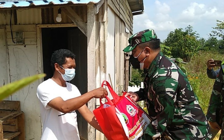 Warga Tanjung Pinang  Terima Bantuan Paket Sembako dari Dandim 0315/Bintan