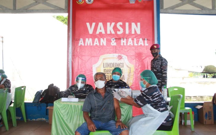 Danyon Marhanlan VIII Bitung Letkol Marinir Anugerah Auliadi Santoso, M.Tr.Hanla. M.M saat pantau pelaksanaan vaksinasi