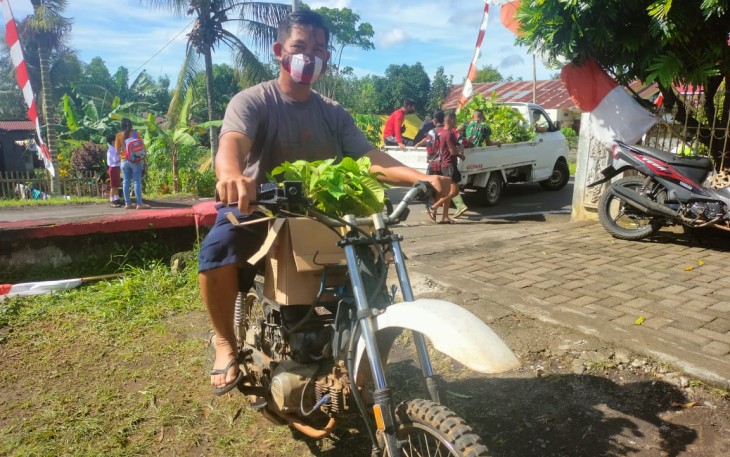 Jhoni Warga Kelurahan komersot saat Bantu Satgas angkut bibit pohon kelokasi