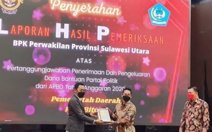 Wakil walikota Bitung saat terima LHP pertanggung jawaban dana parpol