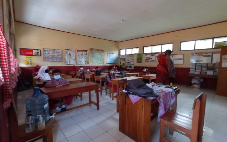 Monitoring Prokes Pembelajaran Tatap Muka Terbatas (PTMT) Digelar Kapolsek Cisompet Garut