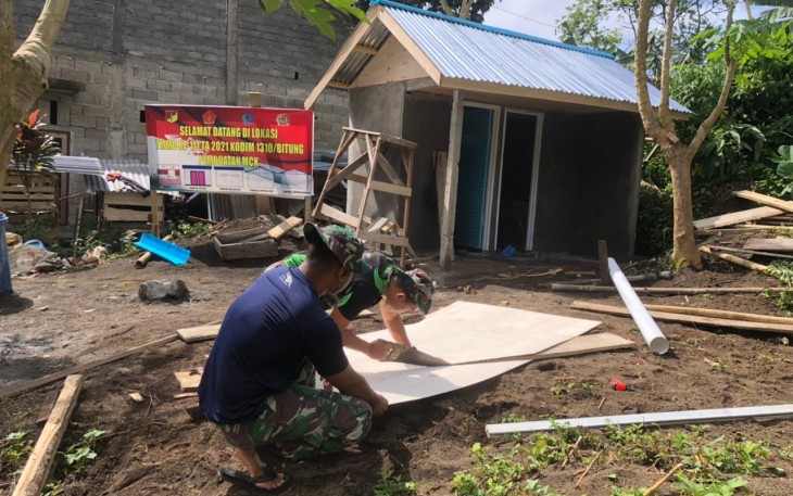 Personil satgas TMMD kodim 1310/Bitung saat berjibaku memotong tripleks