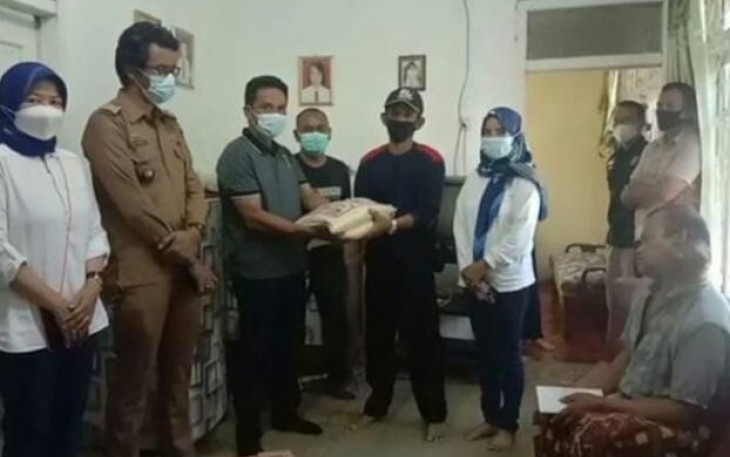 KBBS Teluk Pandan Serahkan Bantuan Pada Warga Penderita Tumor Tiroid