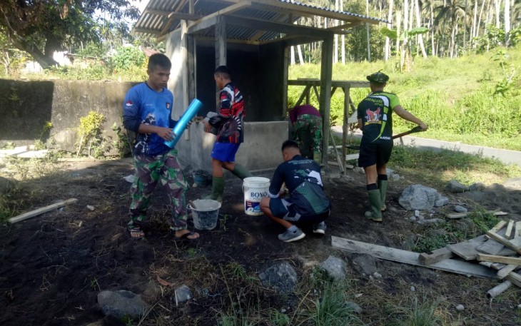 Komandan regu Serda Saiful M saat berada di lokasi pekerjaan pos kamling bersama timnya