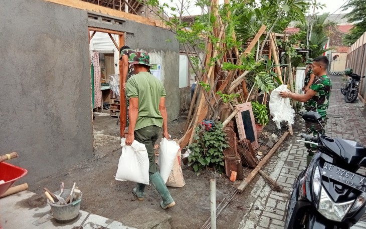 Rehab Rumah Program TMMD Membantu Keluarga Dan Saudara Ibu Sriyatun 