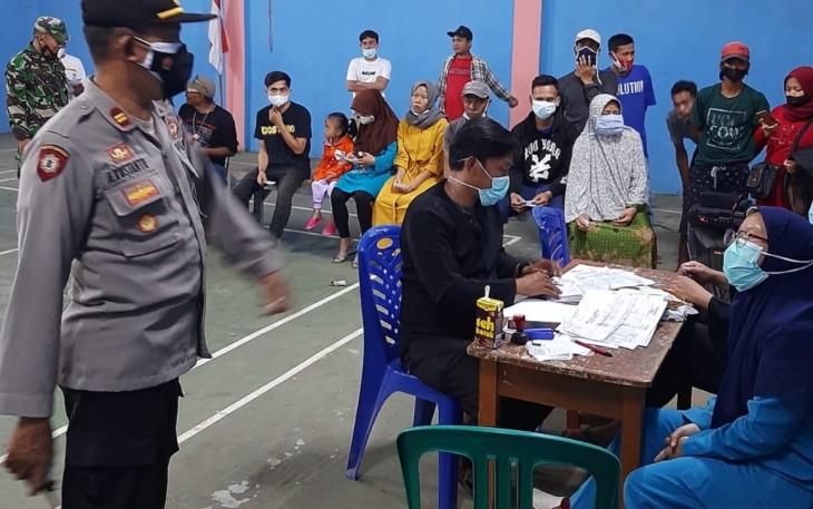 Kapolsek Sukawening IPTU Agus Kustanto Monitoring Pelaksanaan Vaksinasi Doorprize Di Desa Sukahaji 