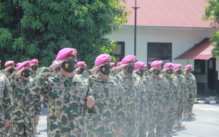 Di bawah pimpinan danyonmarhanlan VIII Bitung Letkol Marinir Anugerah Auliadi Santoso prajurit Yonmarhanlan VIII Bitung ikuti upacara HUT Ke-76 Marinir secara virtual