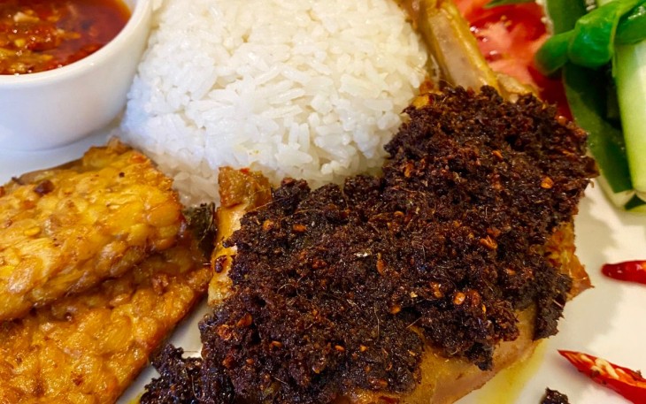 Nikmati Ayam Bumbu Ireng Khas Madura di Hotel Santika Bengkulu