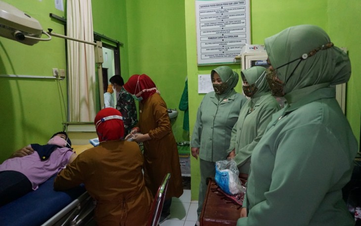 Persit Kartika Chandra Kirana Cabang XXIV / Kodim 0736/Batang bekerjasama dengan DP3AP2KB Kabupaten Batang menggelar layanan KB Serentak bertempat di Puskesmas Batang 3, Jalan Pemuda No.184, Cepokokuning, Kecamatan Batang, Kabupaten Batang, Jawa Tengah. Kamis (24/6/21)