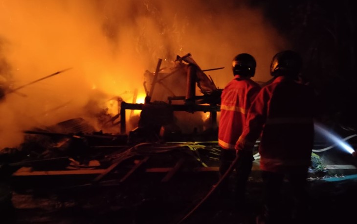 Sebuah bangunan yang digunakan sebagai tempat proses pengolahan dan penyulingan daun cengkih hangus terbakar. 