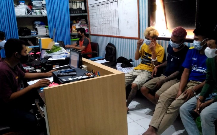 Keempat pemuda yang diduga pengedar Pil Koplo yang sedang diperiksa di Polres Kendal 