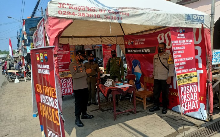 Kapolsek Pegandon AKP Zainal Arifin SH. Laksanakan Kegiatan Posko Pasar Sehat di pasar tradisional Pegandon pada Selasa, 10/8/2021.