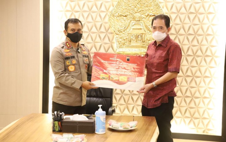 Direktur Utama PT Industri Jamu dan Farmasi Sido Muncul Tbk, David Hidayat menyerahkan bantuan kepada Kapolda Jawa Tengah Irjen. Pol.Ahmad Luthfi di Mapolda Jateng, Kamis (12/8/2021). 