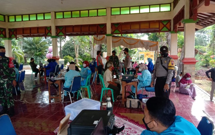 Polsek Patean memantau pelaksanaan vaksinasi masal tahap II dosis II bagi masyarakat usia 12 tahun keatas di Pendopo DTW ( Daya Tarik Wisata) Curug Sewu, Patean Kabupaten Kendal pada hari Sabtu (14/8/2021) 